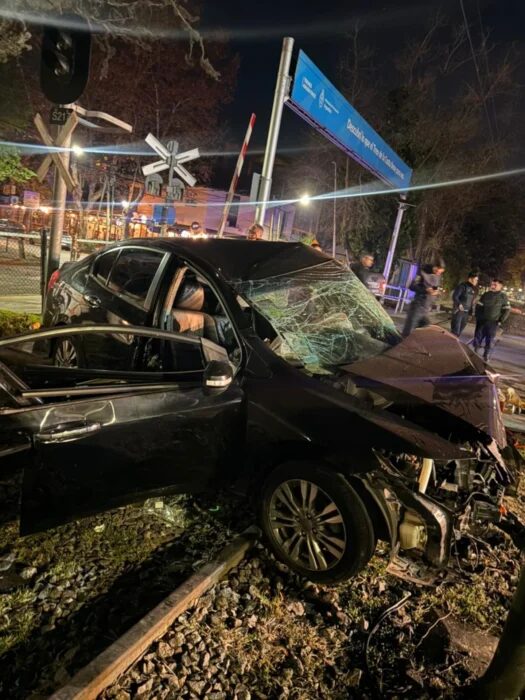 Auto dañado en un accidente de tránsito en Martínez