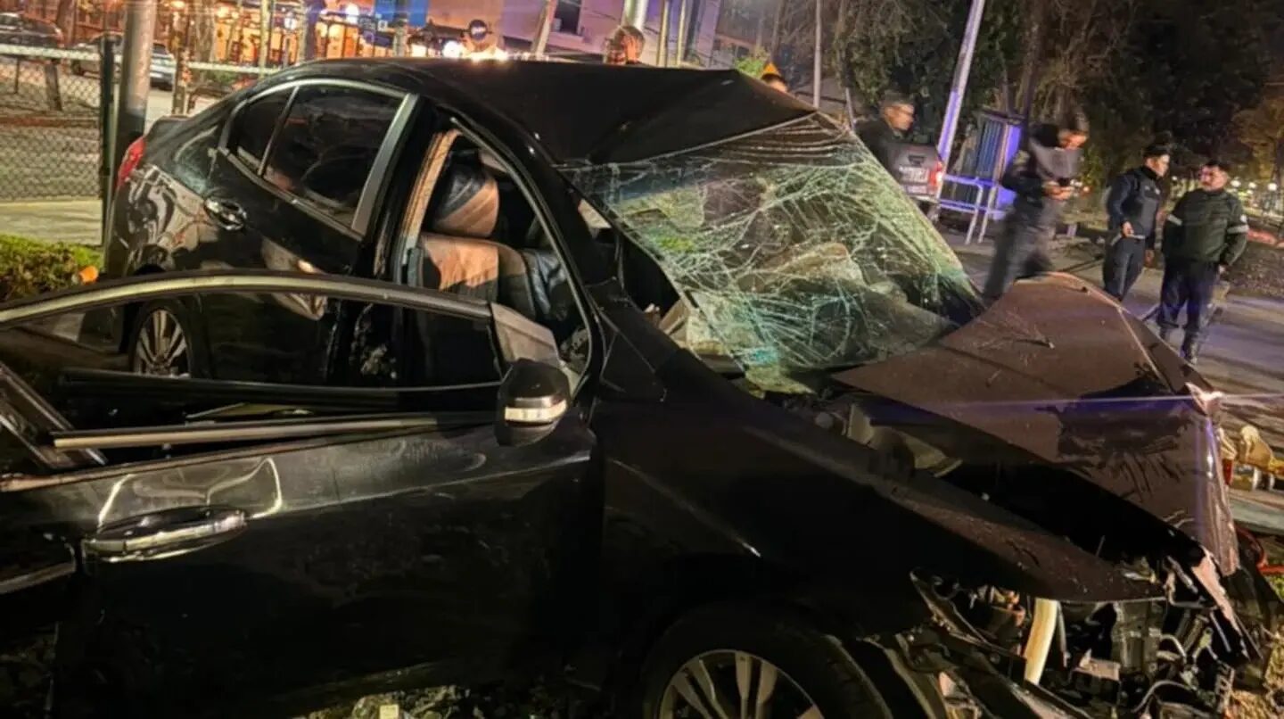 Vehículo dañado tras accidente con el Tren de la Costa en San Isidro
