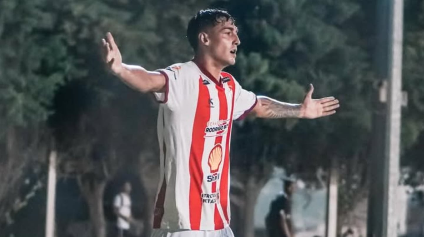 Lautaro Fagioli, futbolista de Colón de San Justo, celebra un gol en el campo de juego
