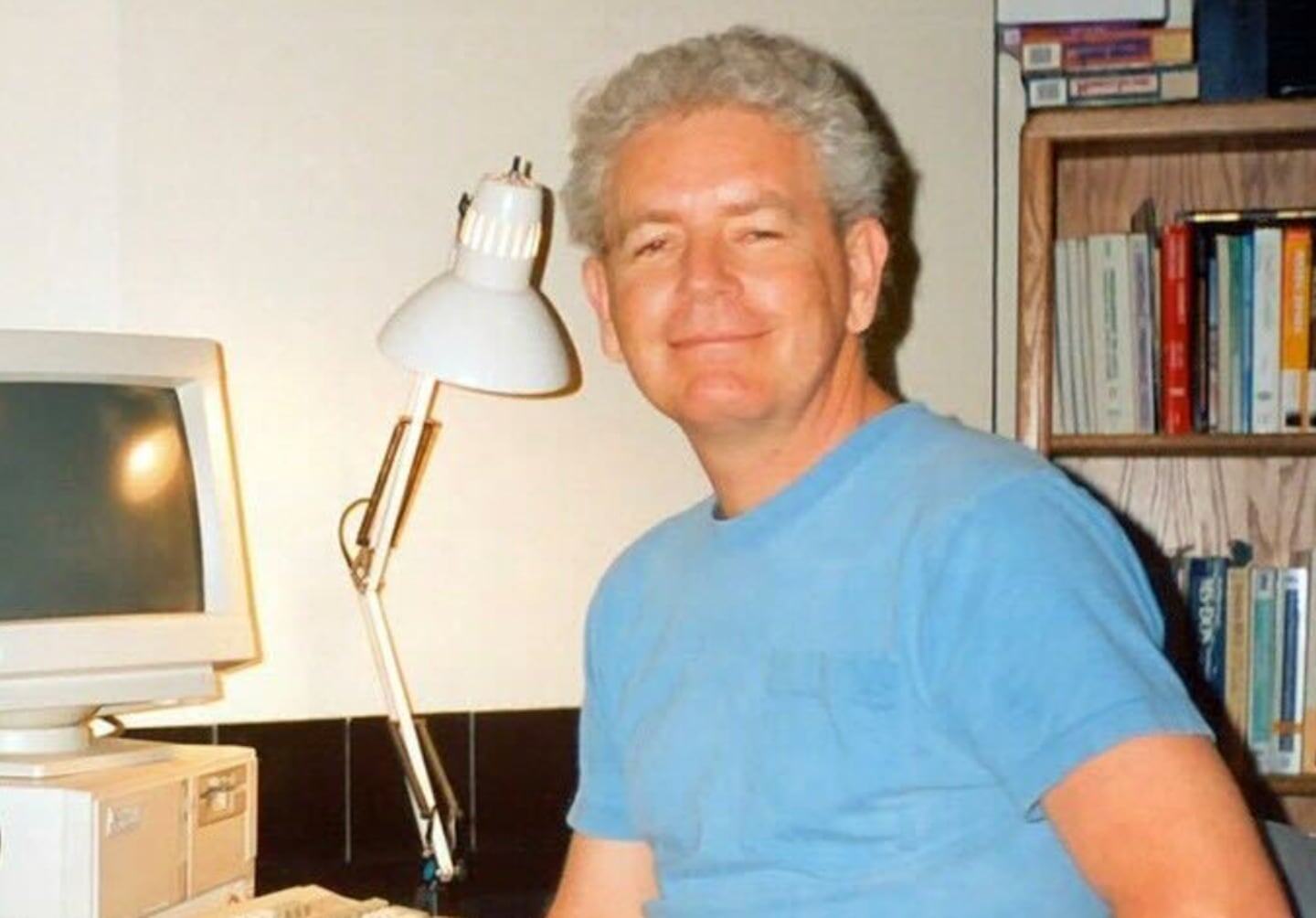 Robert 'Bobby' Prince, compositor de la banda sonora de Doom, sentado frente a su computadora