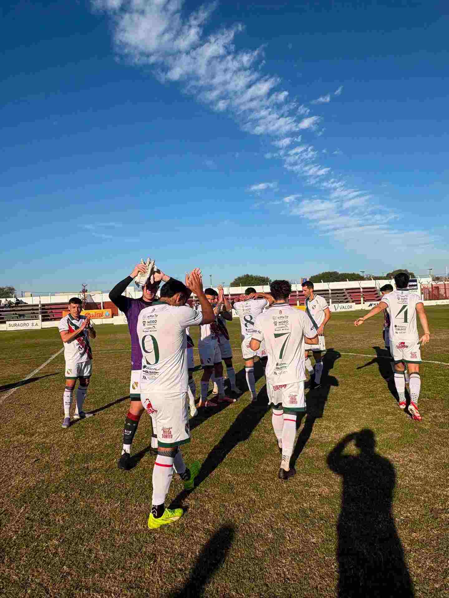 Jugadores de fútbol celebrando en el campo tras un partido en Santa Fe