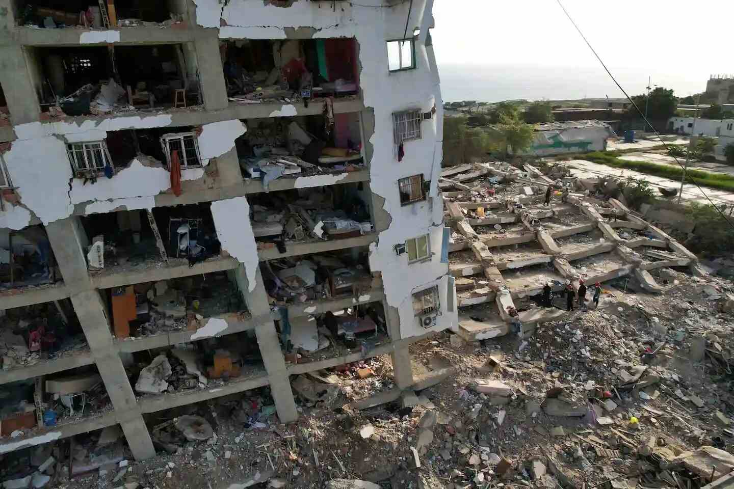 Edificio dañado por terremotos en Venezuela con escombros alrededor