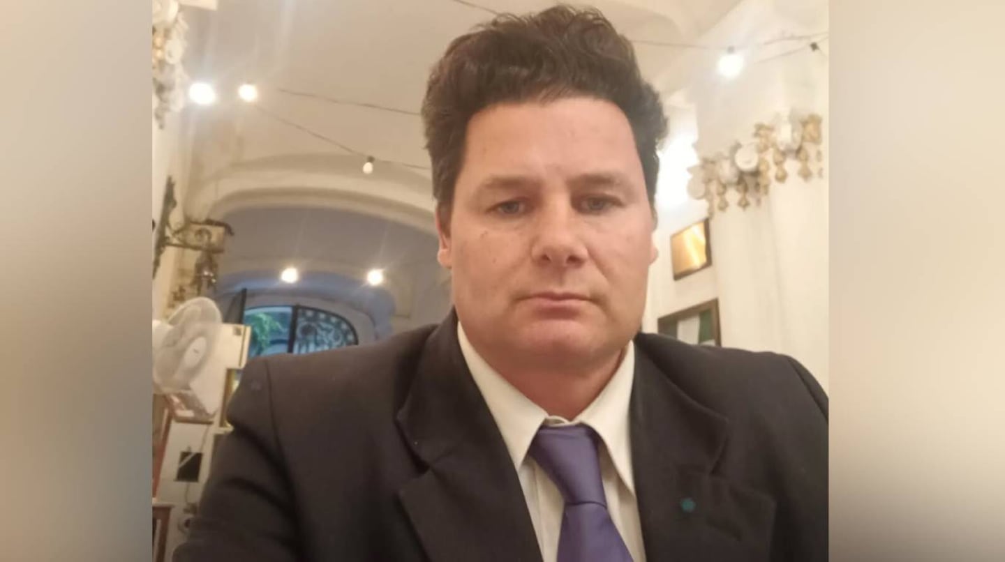 Germán Giuliani, argentino detenido en Venezuela, con traje y corbata en un entorno interior