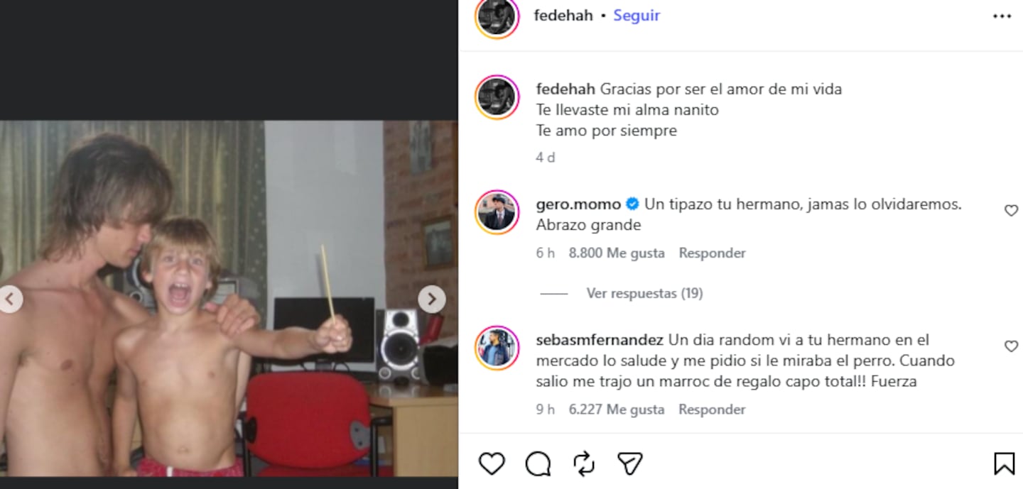 Federico y Gaspi de niños, sonriendo y posando en una foto nostálgica
