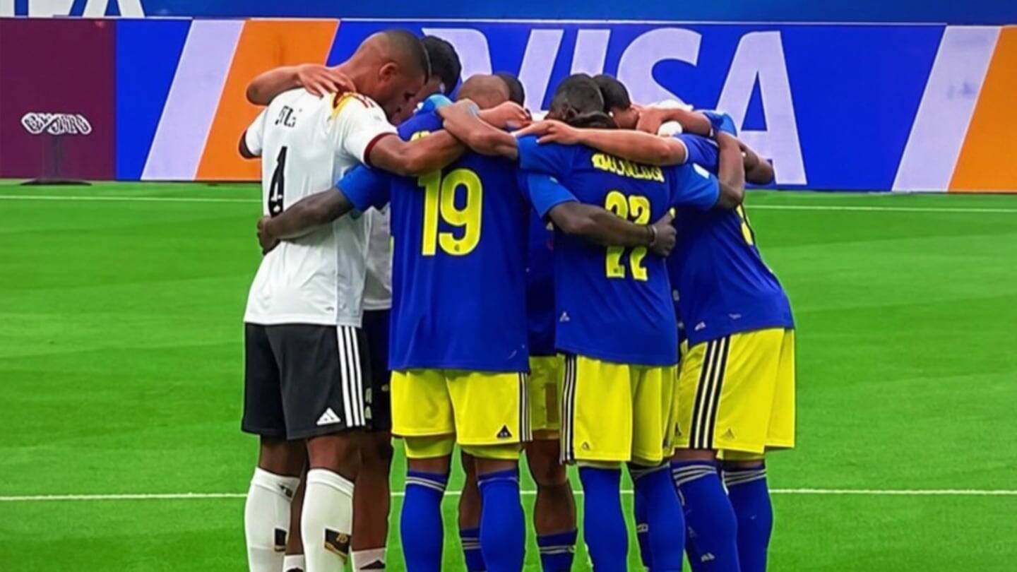 Jugadores de fútbol en un círculo, rezando juntos antes de un partido
