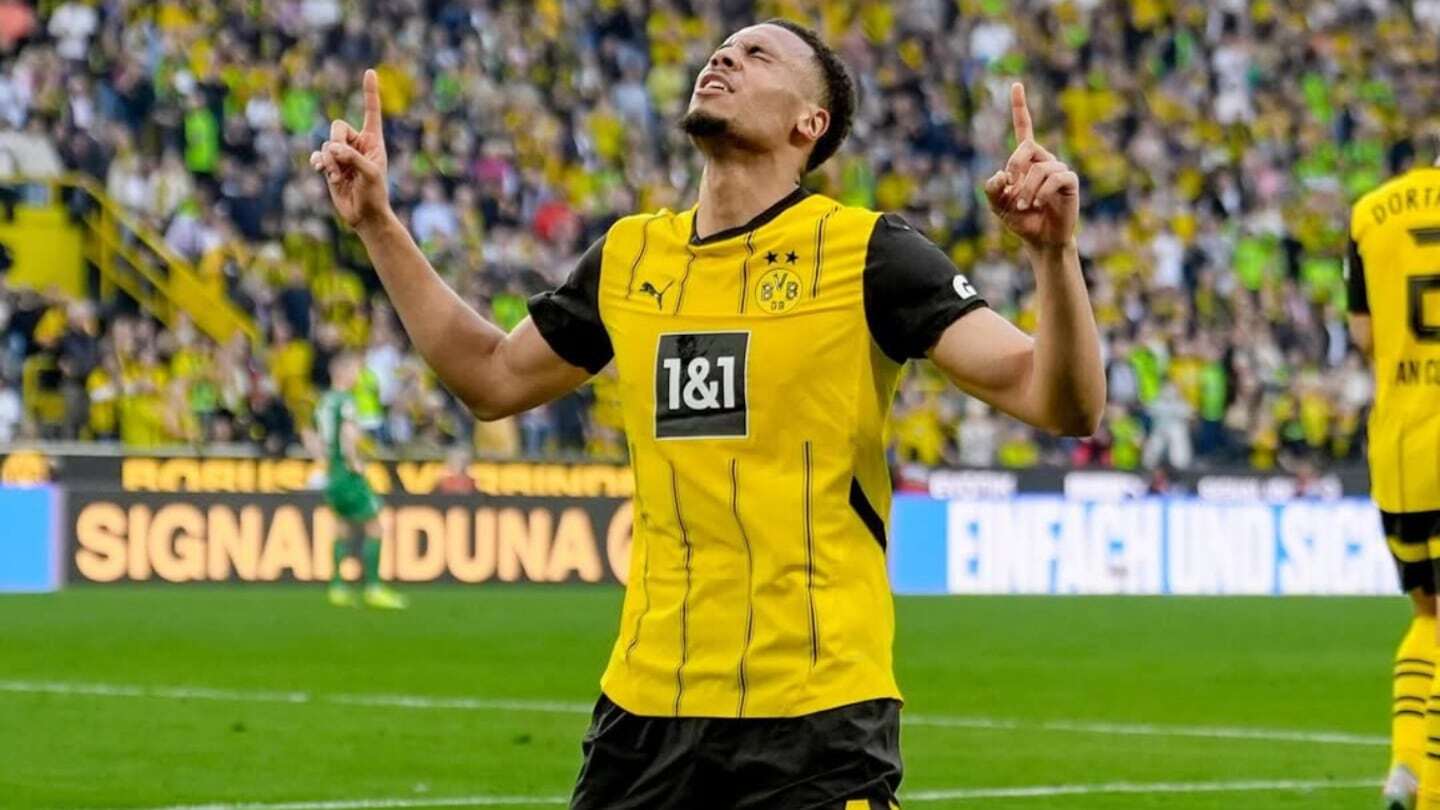 Felix Nmecha celebra un gol con el Borussia Dortmund en un estadio lleno de aficionados