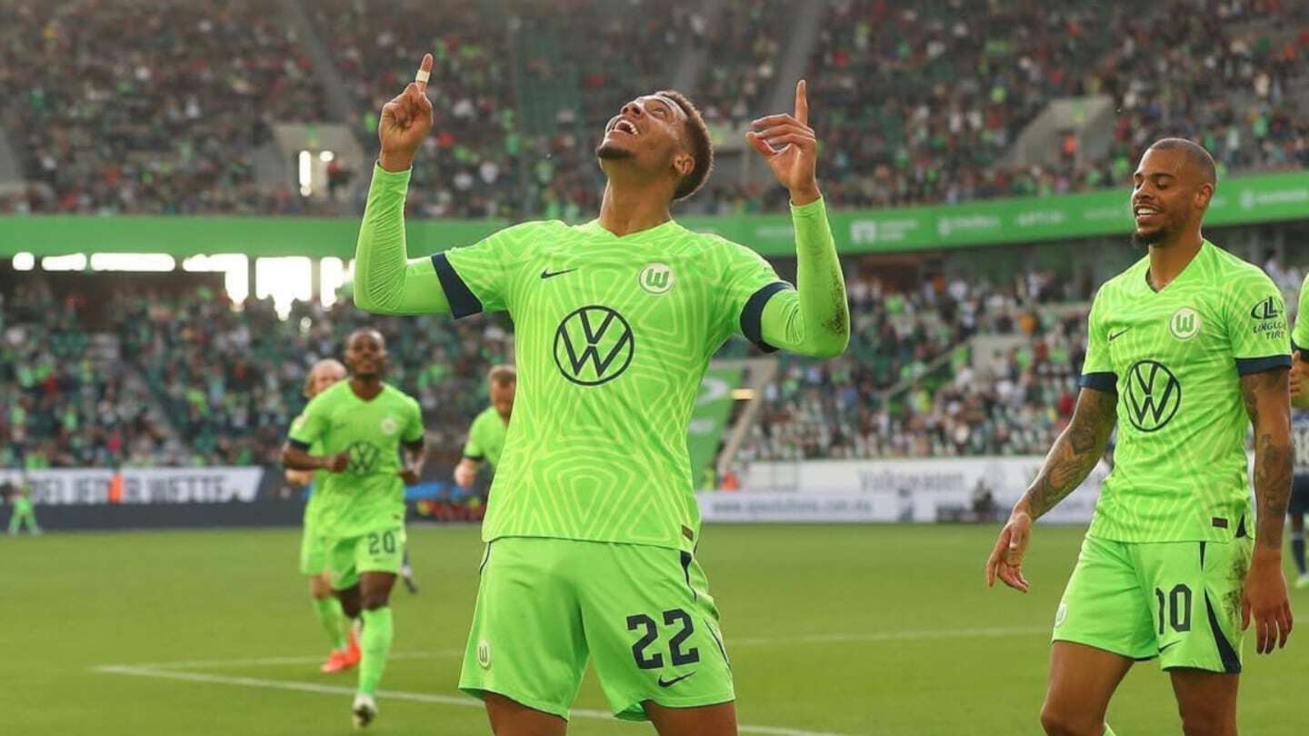 Felix Nmecha celebra un gol con el Wolfsburgo en un estadio lleno de aficionados