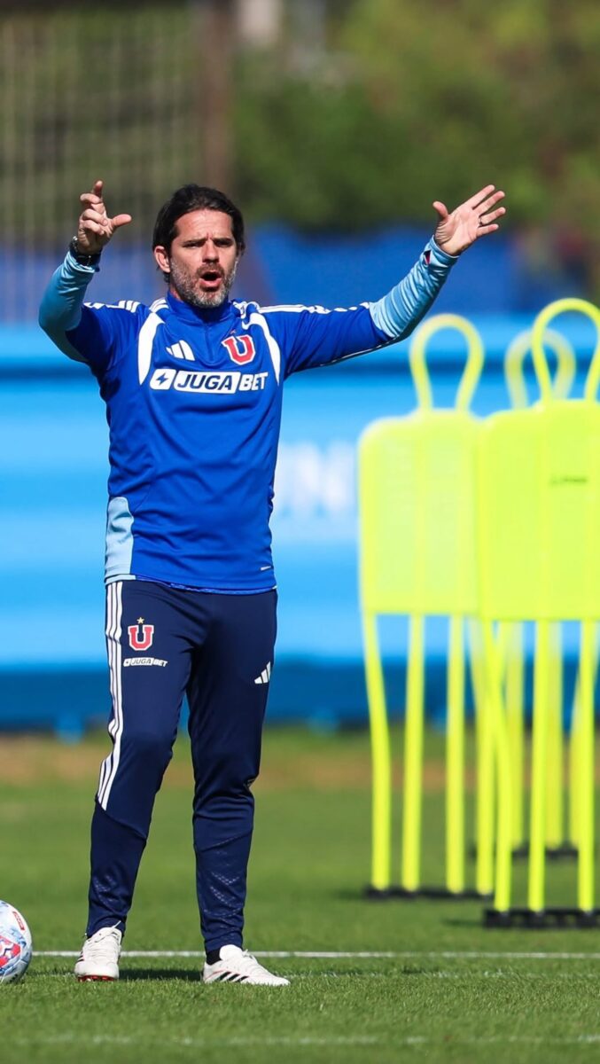Fernando Gago dirigiendo un entrenamiento en la Universidad de Chile