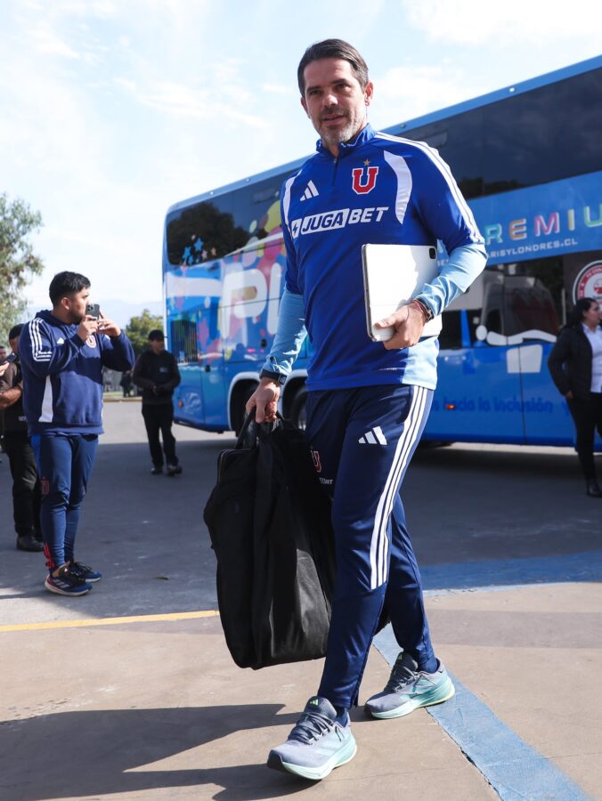 Fernando Gago, entrenador de la Universidad de Chile, llega con una mochila tras su recuperación cardíaca