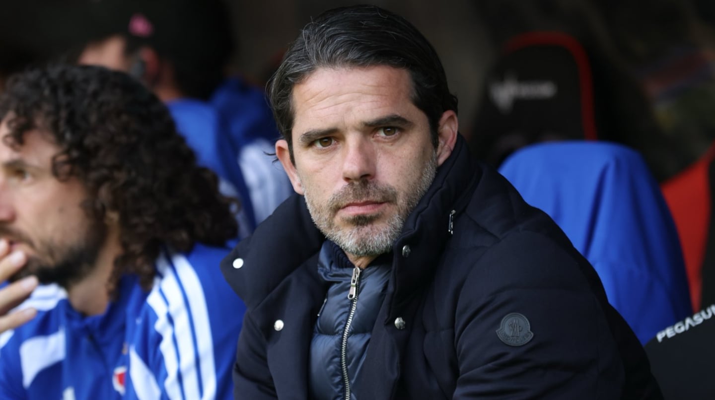 Fernando Gago, director técnico de la Universidad de Chile, en el banquillo durante un partido