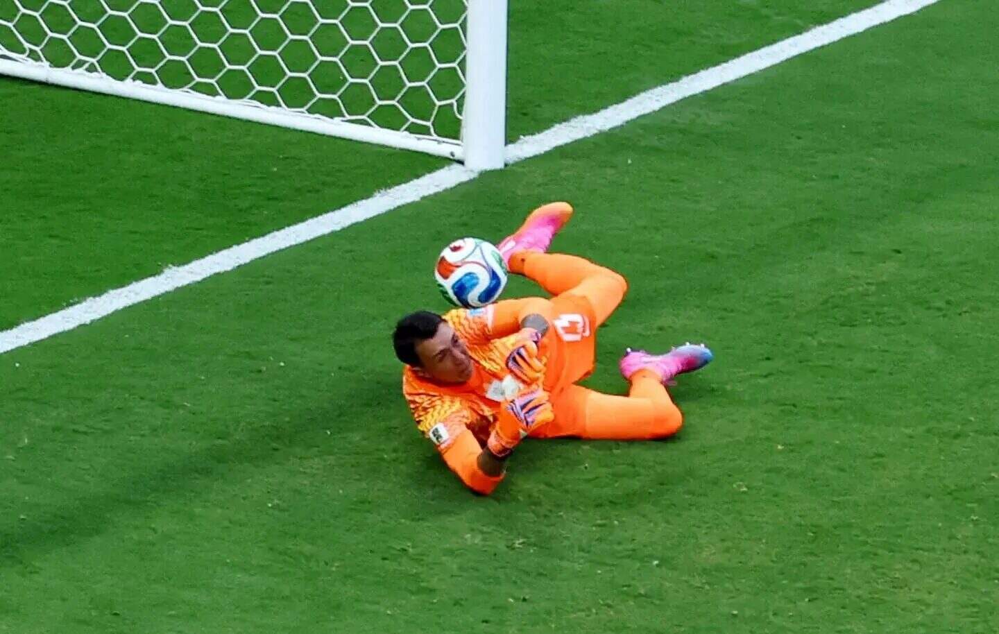 Fernando Muslera en el suelo tras un error en el Mundial 2026
