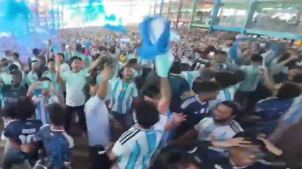 Festejos en las calles de Daca por la victoria de Argentina en el Mundial 2026