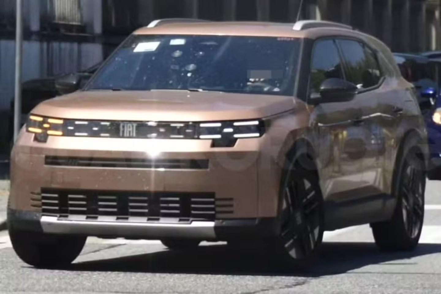 Nuevo SUV de Fiat en color marrón, visto en la calle