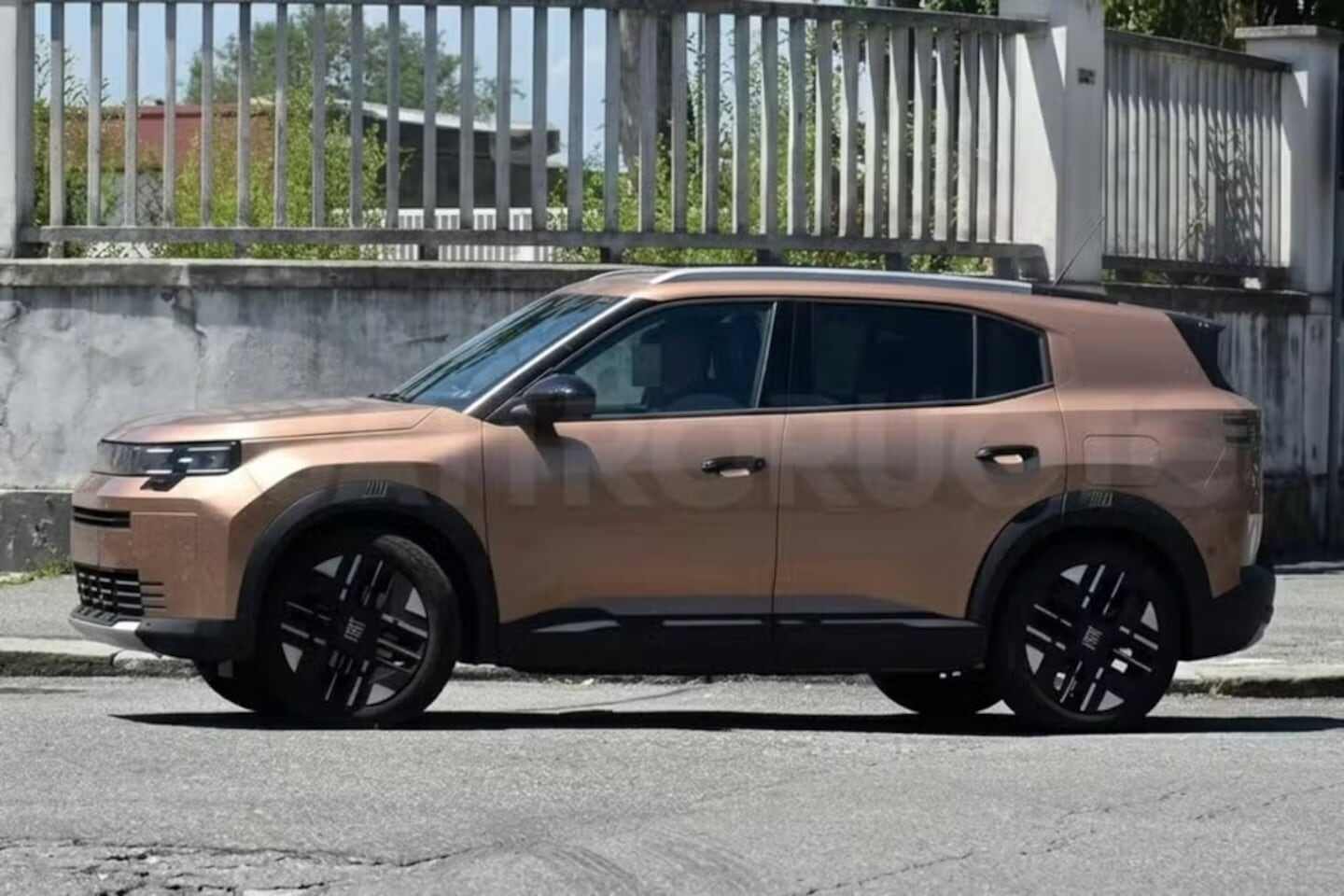 Nuevo SUV de Fiat, modelo F2U, visto de perfil en una calle
