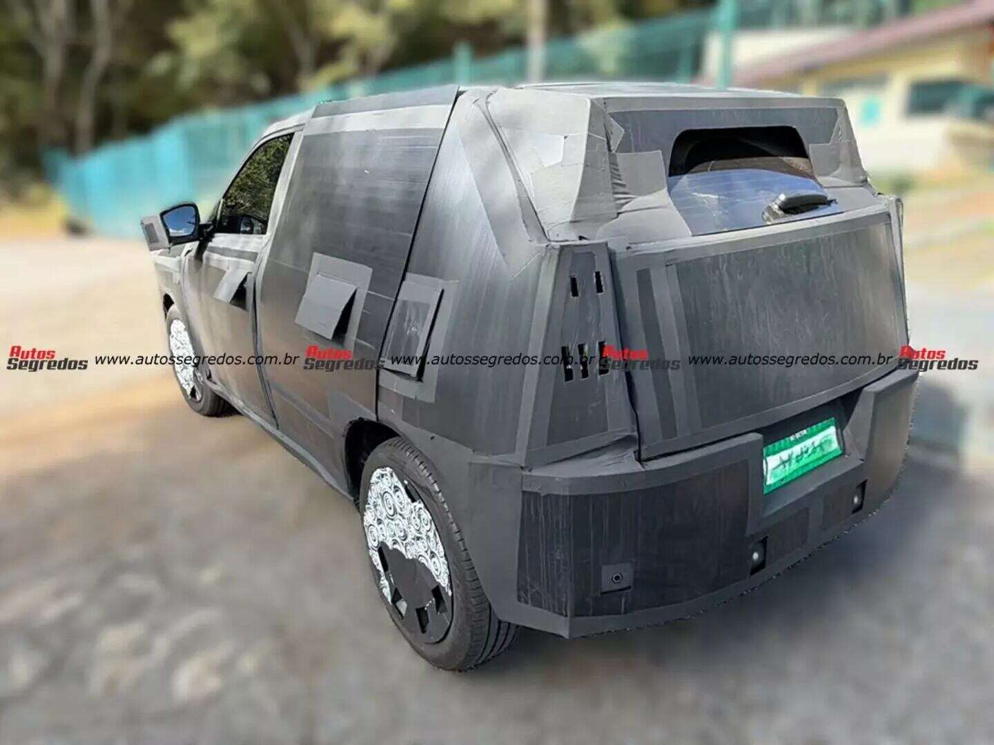 Prototipo camuflado del nuevo Fiat Argo visto desde atrás en Brasil