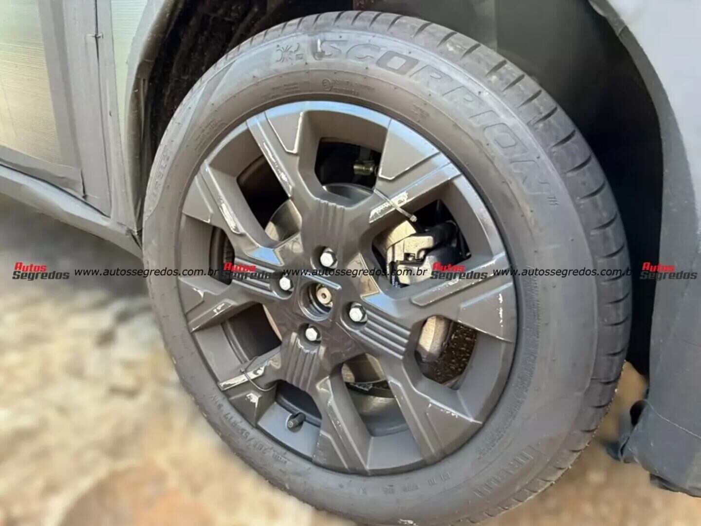 Rueda del nuevo Fiat Argo con diseño moderno y llanta de alto rendimiento