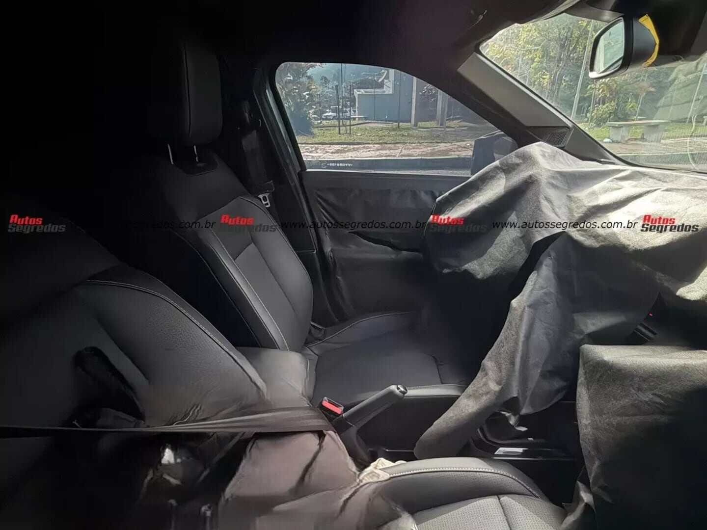 Interior del nuevo Fiat Argo cubierto parcialmente con una tela en Brasil