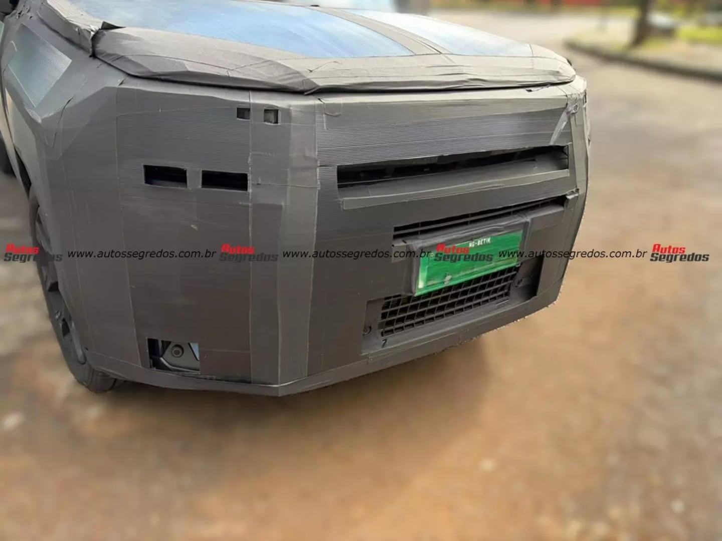 Frontal del nuevo Fiat Argo camuflado en Brasil