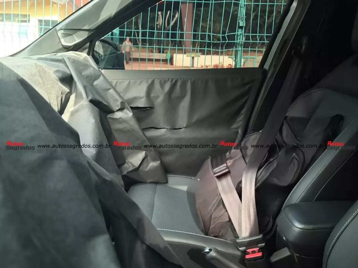 Interior del nuevo Fiat Argo cubierto parcialmente con una tela negra