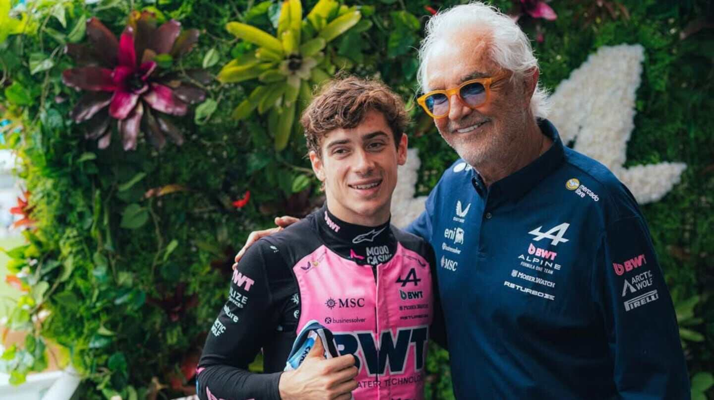Flavio Briatore posando junto a Franco Colapinto en un evento relacionado con la Fórmula 1