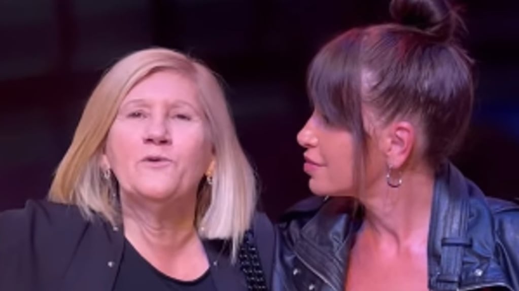 Flor Peña disculpándose con la madre de Lionel Messi