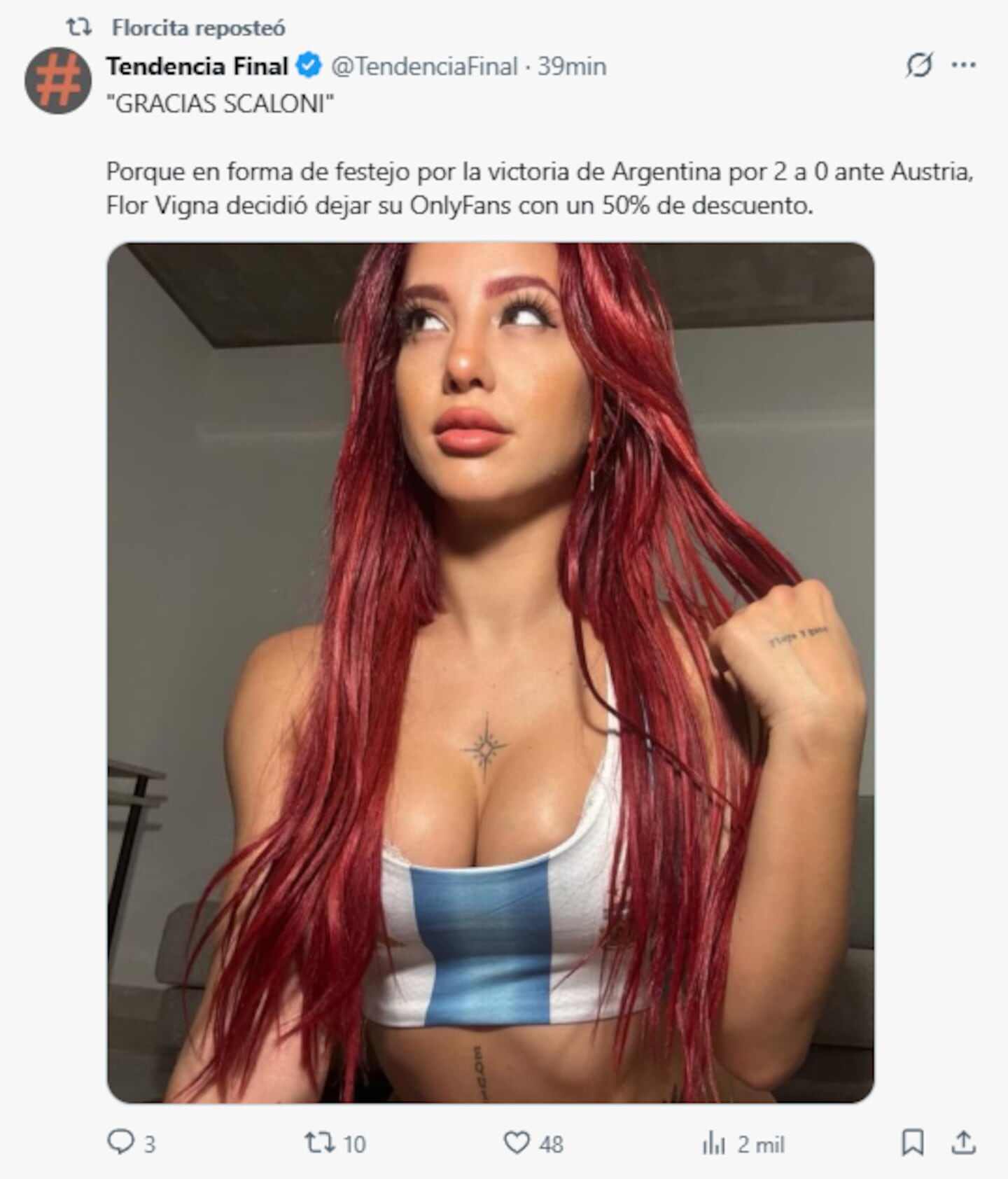 Flor Vigna con cabello rojo y top deportivo, celebrando la victoria de Argentina en un partido de fútbol