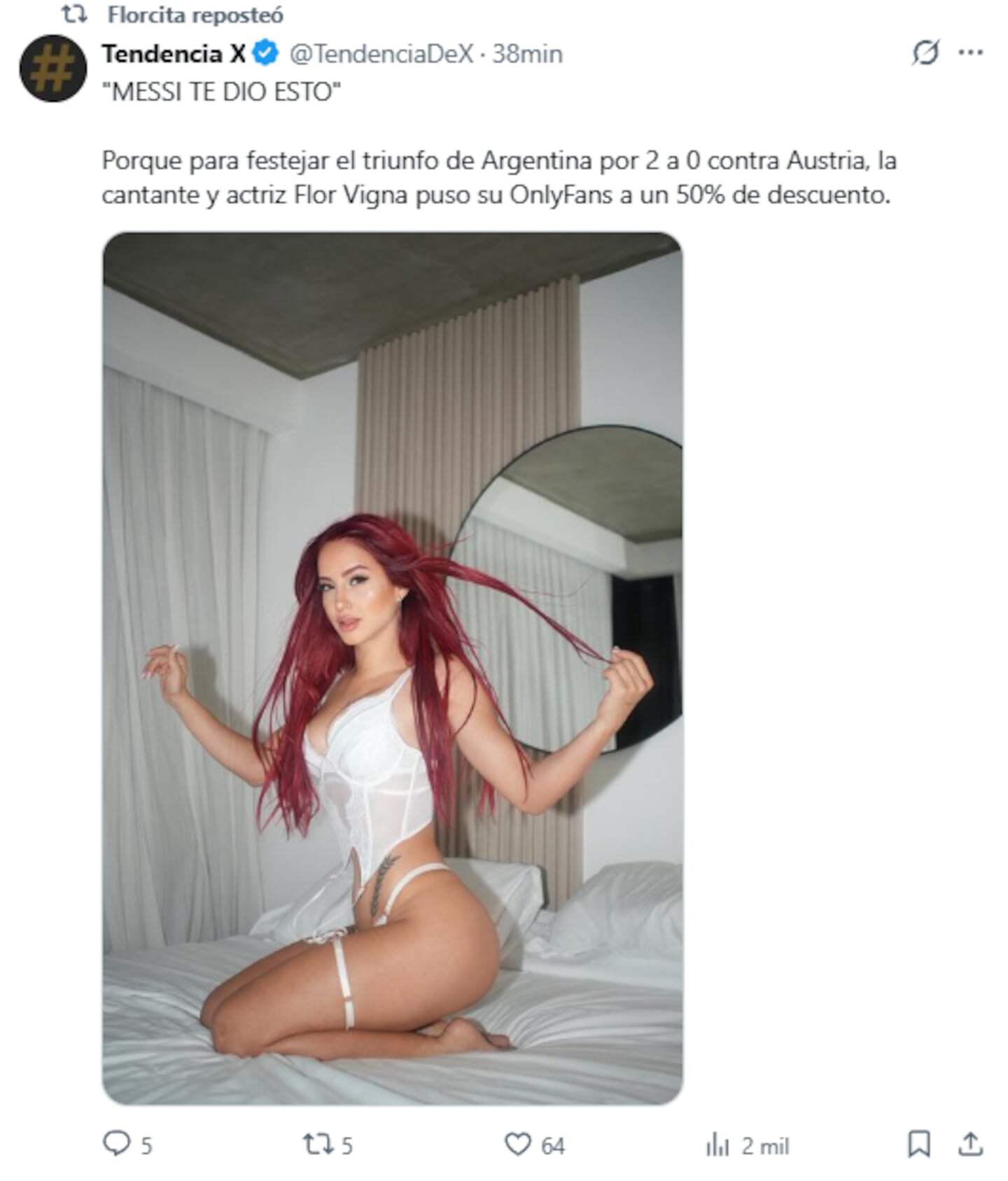 Flor Vigna posando con un atuendo blanco en un ambiente moderno y elegante