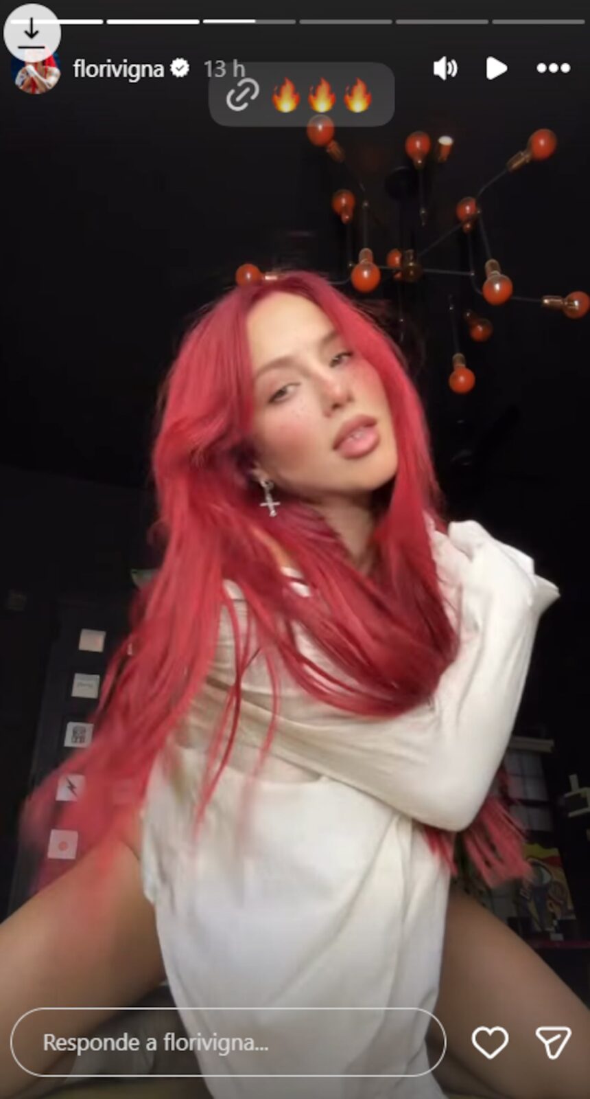 Flor Vigna con cabello rojo y atuendo provocador en un video promocional