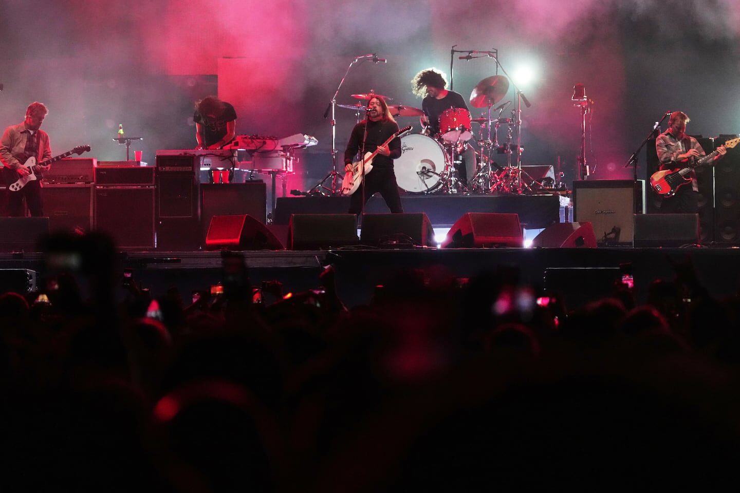 Foo Fighters actuando en Anfield durante su gira europea, homenajeando a The Beatles