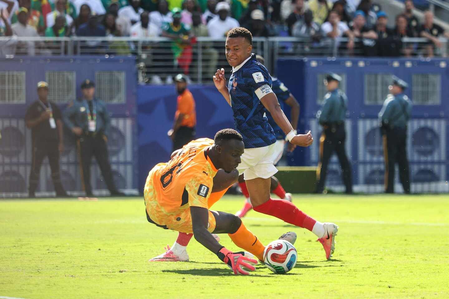 Jugador francés Mbappé intenta superar al portero rival durante un partido de fútbol