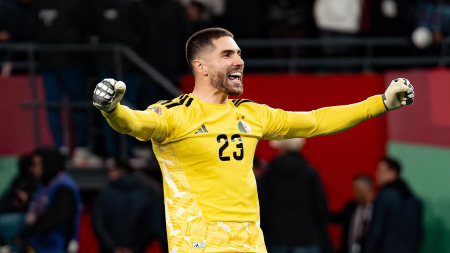 Portero celebrando con los brazos levantados durante un partido de fútbol