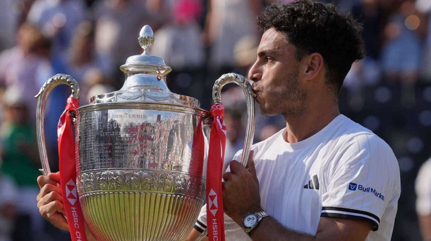 Francisco Cerúndolo besa el trofeo tras ganar el torneo de Queen's