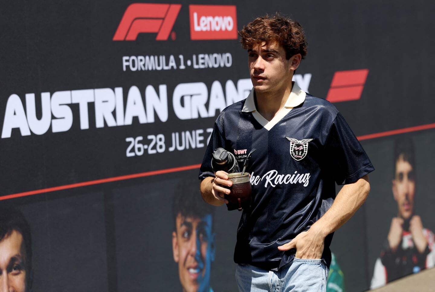 Franco Colapinto con un trofeo en el Gran Premio de Austria 2023