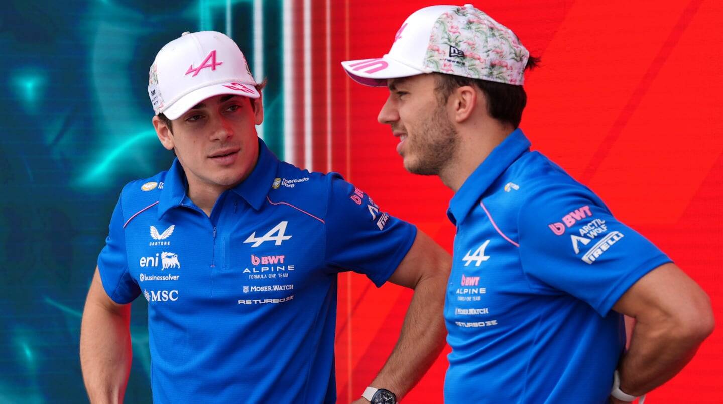 Franco Colapinto y su compañero de equipo en Alpine conversando en el paddock de Fórmula 1