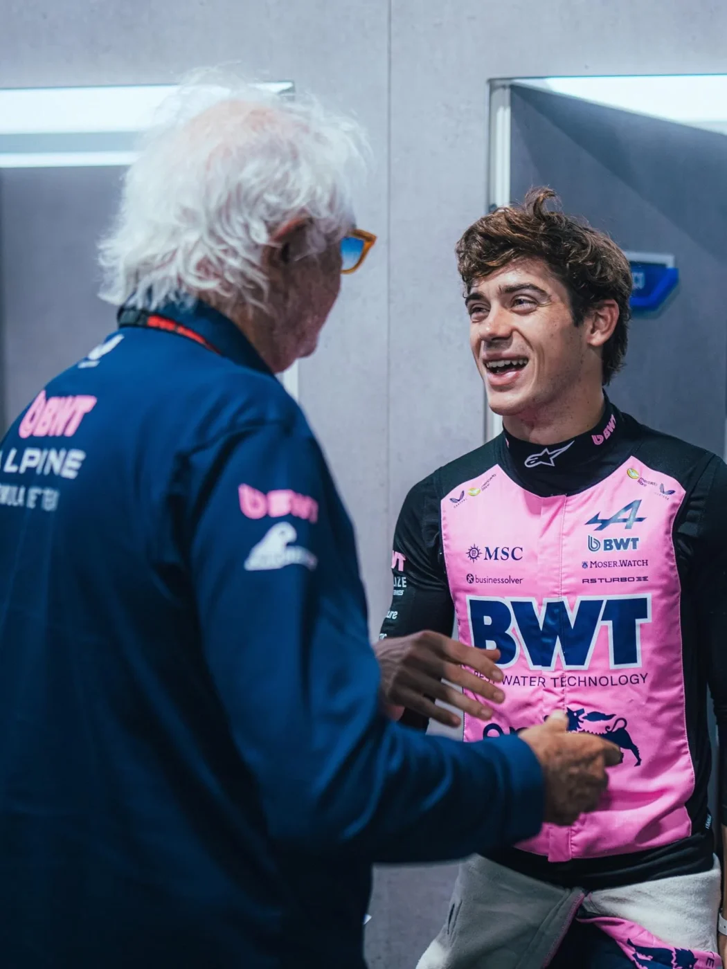 Franco Colapinto conversando con Flavio Briatore en el paddock de la Fórmula 1