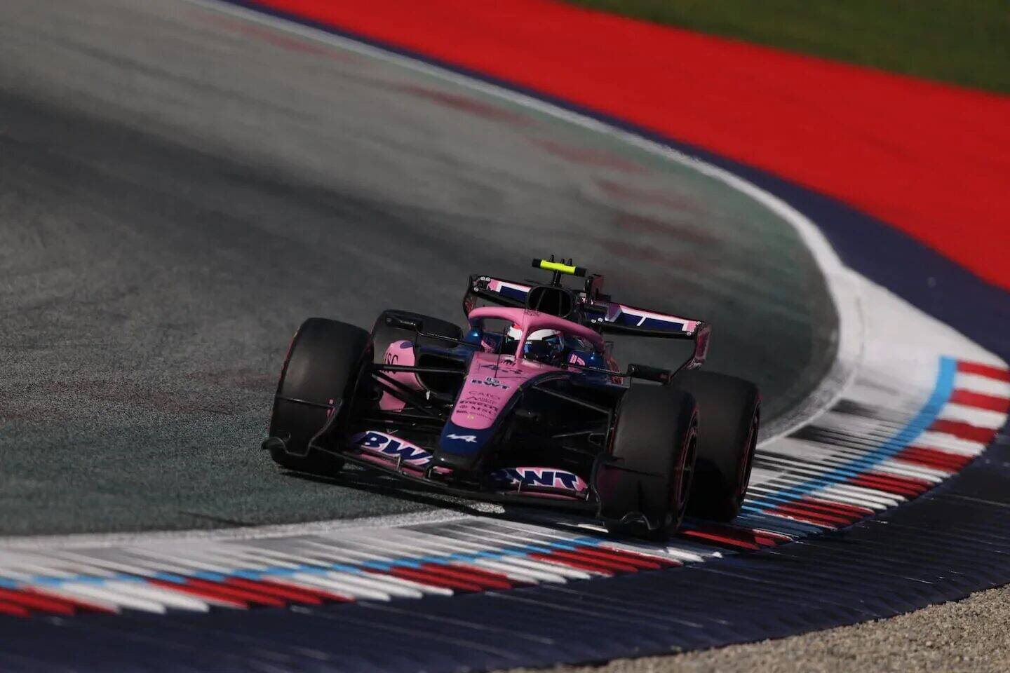 Franco Colapinto compitiendo en el GP de Austria con su auto de Fórmula 1