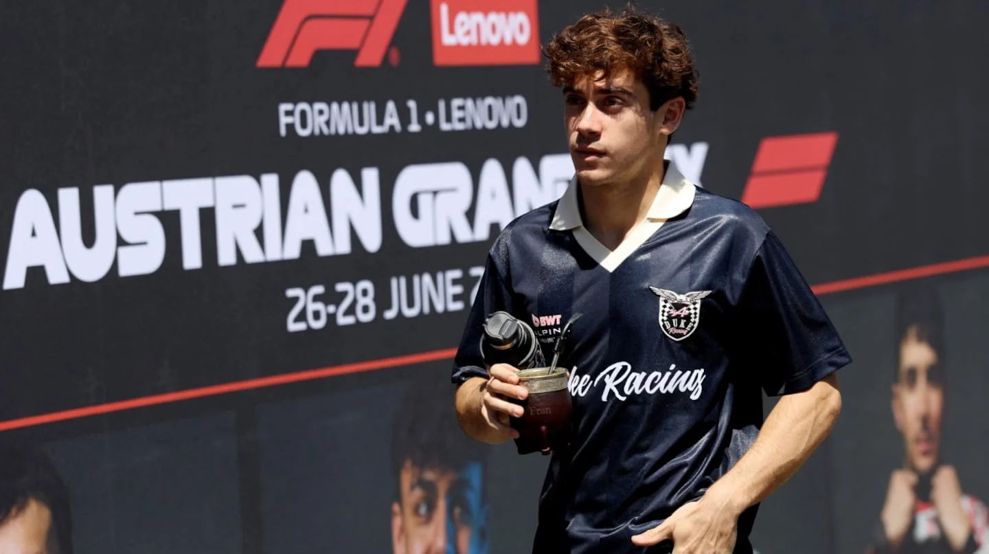 Franco Colapinto sosteniendo un trofeo en el GP de Austria