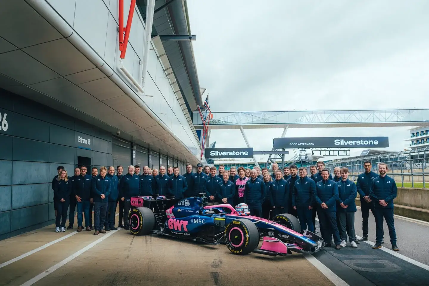 Franco Colapinto junto al equipo de Alpine y su monoplaza en el circuito de Silverstone