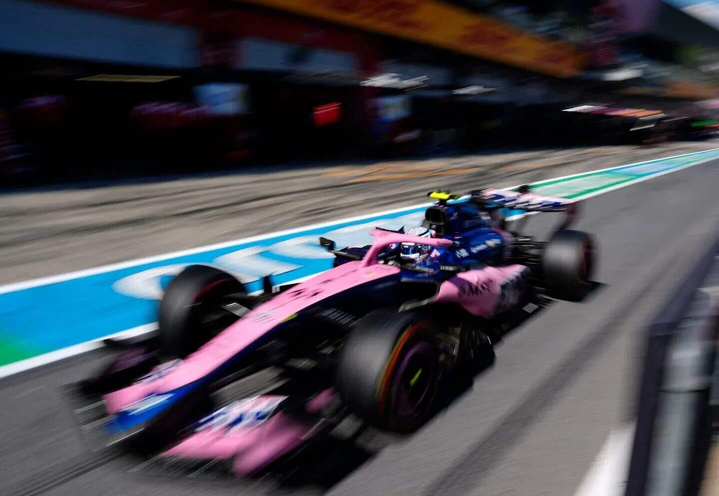 Franco Colapinto compitiendo en el GP de Austria con su auto de Fórmula 1