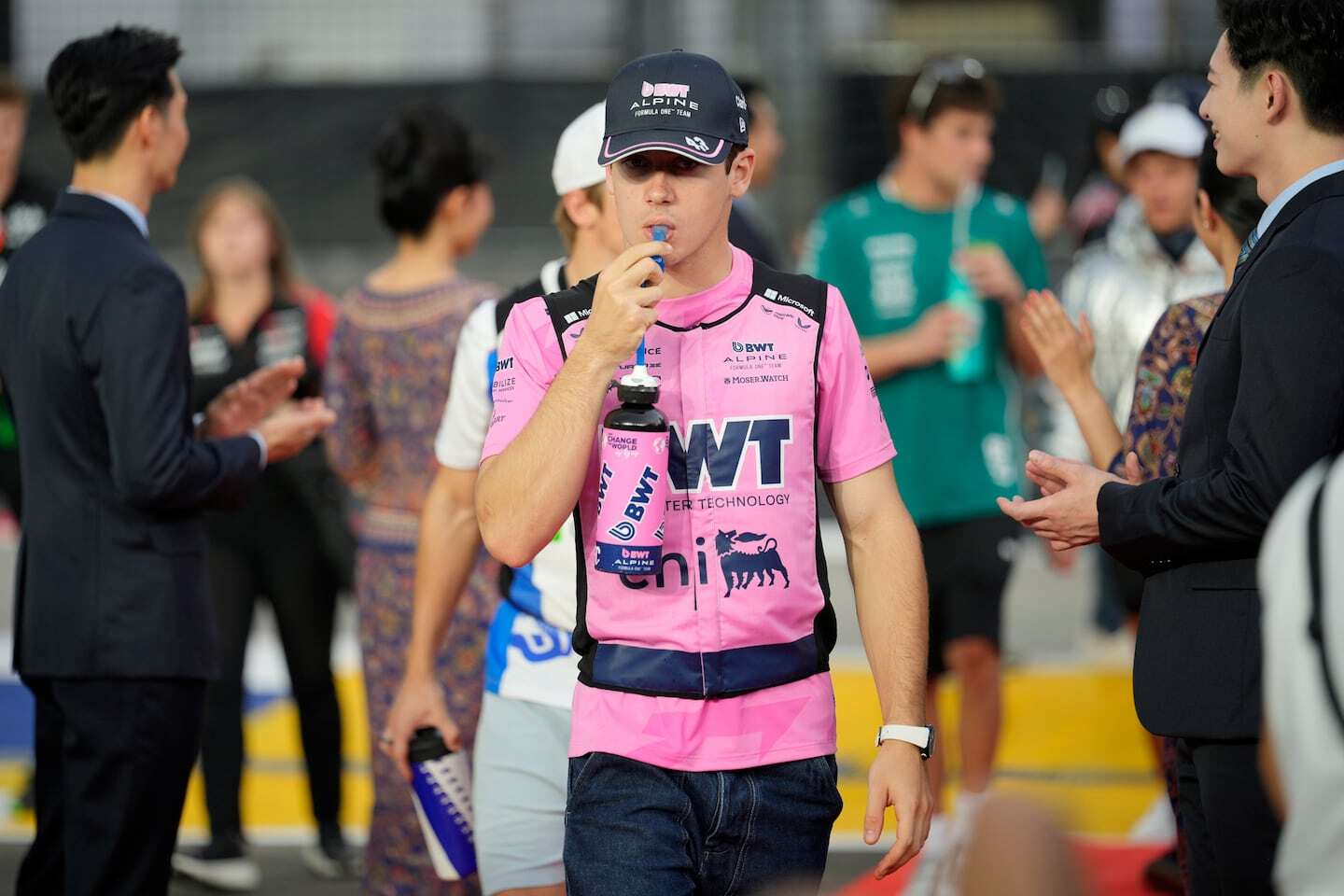 Franco Colapinto con un vaso de agua en el Gran Premio de Austria