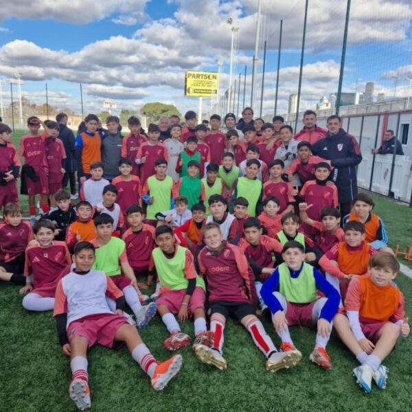 Franco Mastantuono con jóvenes futbolistas de River Plate en la Casa River