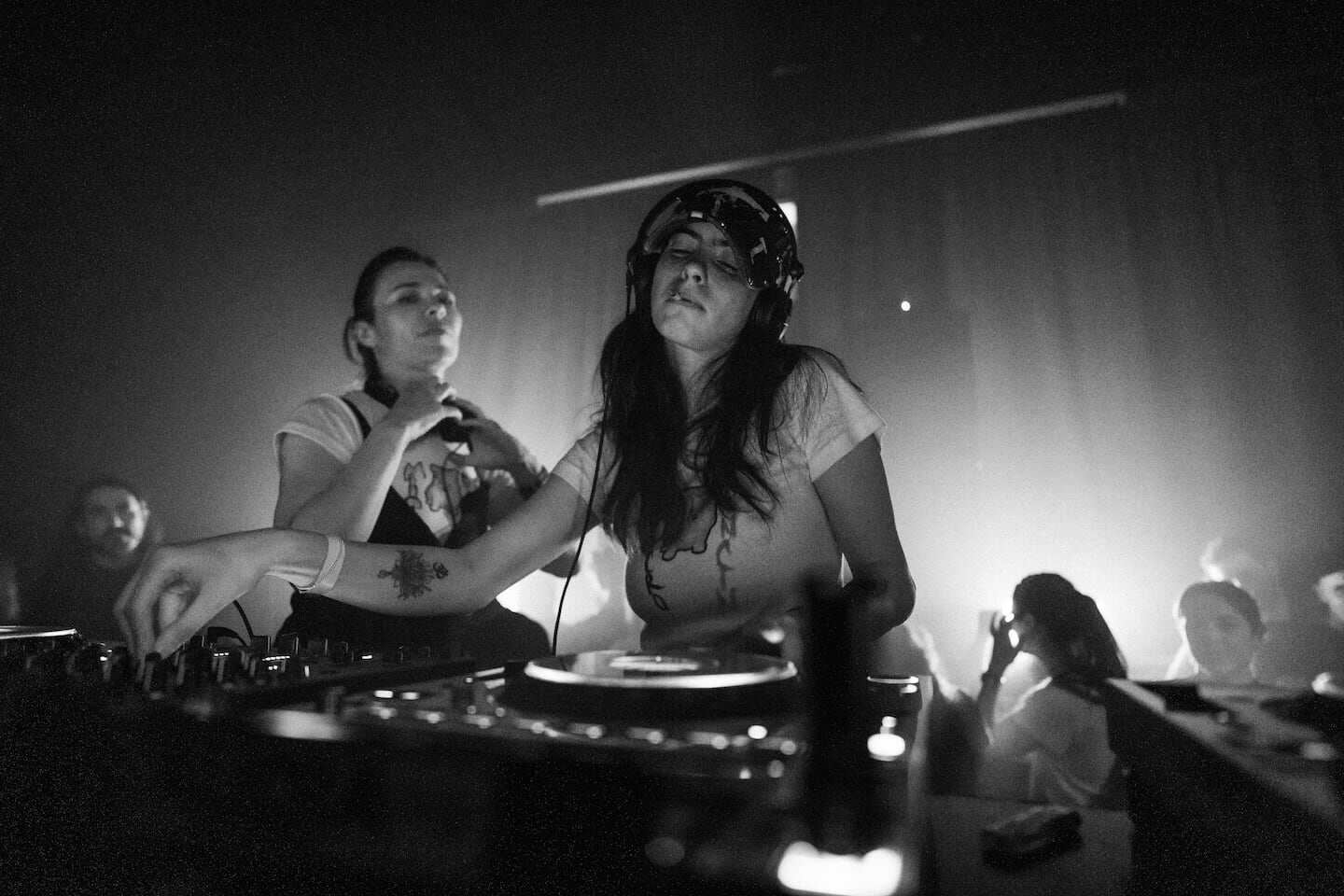 Franzizca, DJ argentina, actuando en un evento exclusivo en Buenos Aires