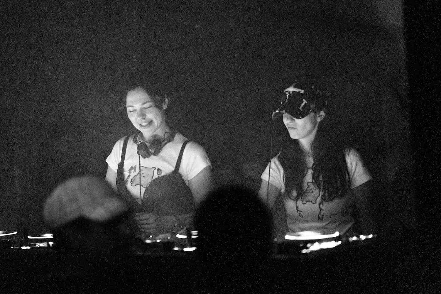 Franzizca y Nina Kraviz actuando en un evento de música electrónica en Buenos Aires