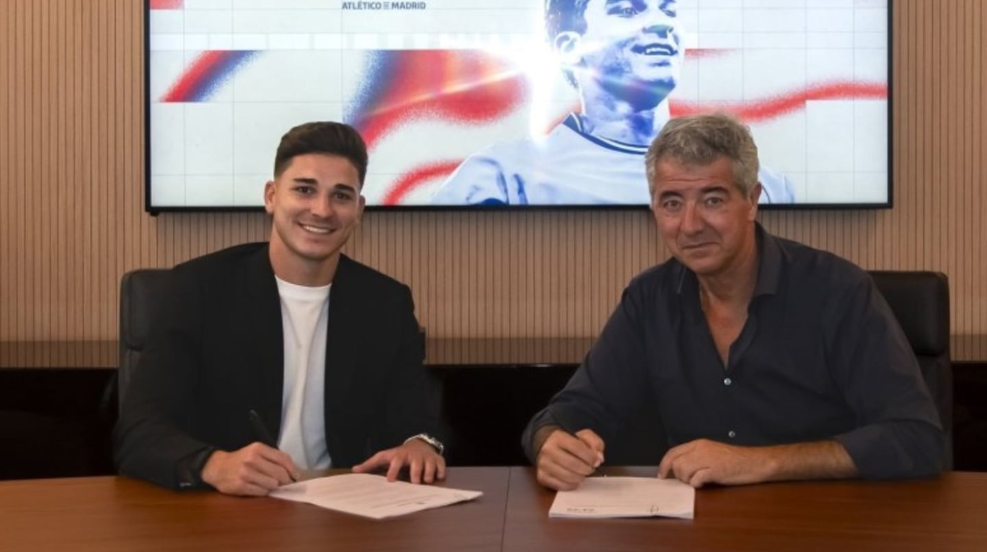 Julián Álvarez y Miguel Ángel Gil Marín firmando un contrato en el Atlético de Madrid