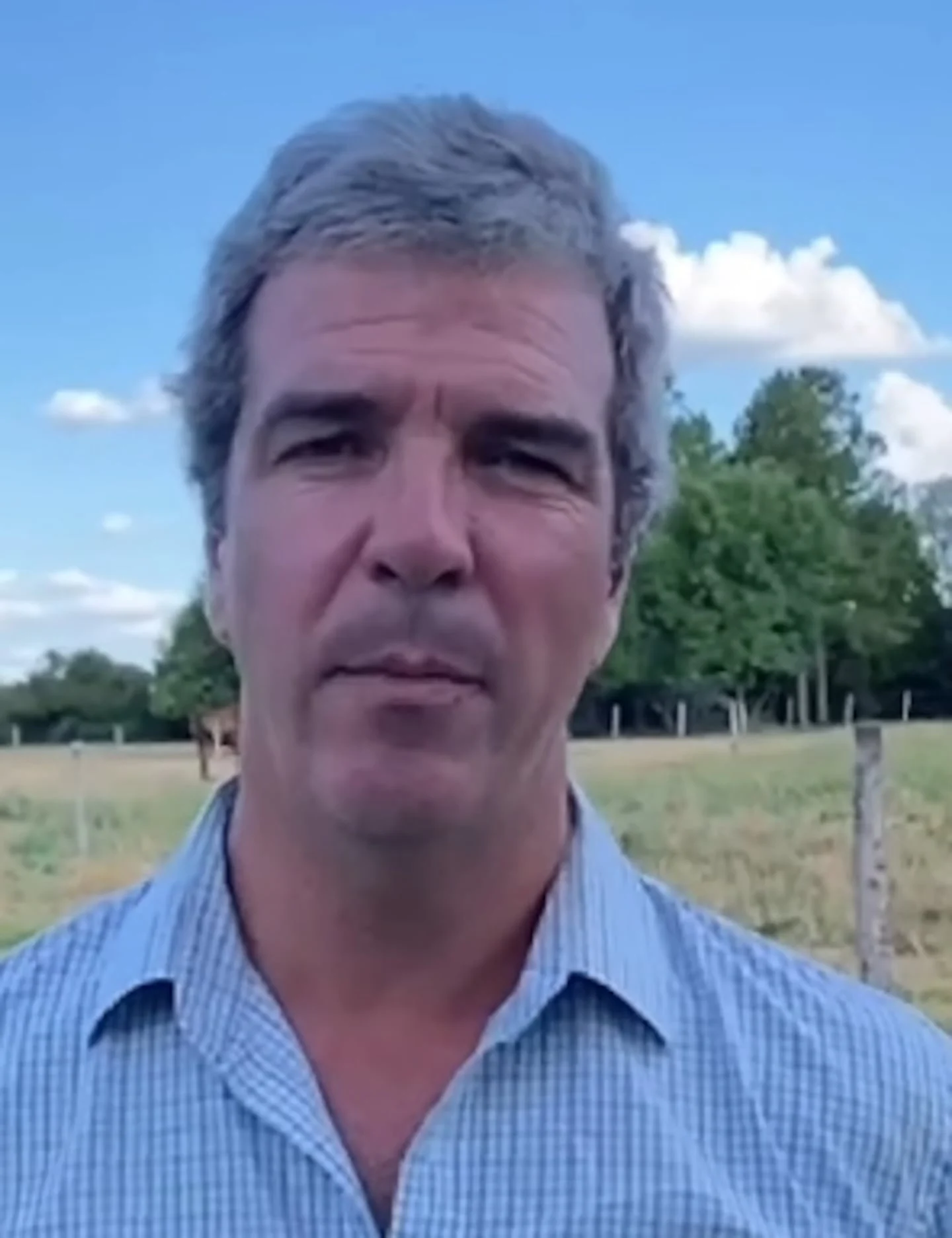 Intendente Francisco Ratto en San Antonio de Areco durante un reclamo contra la caza furtiva