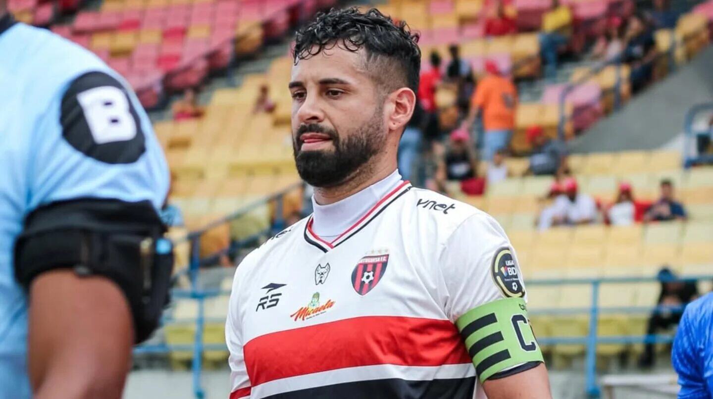 Robert Garcés, futbolista venezolano, en el campo de juego con el uniforme del club Metropolitanos
