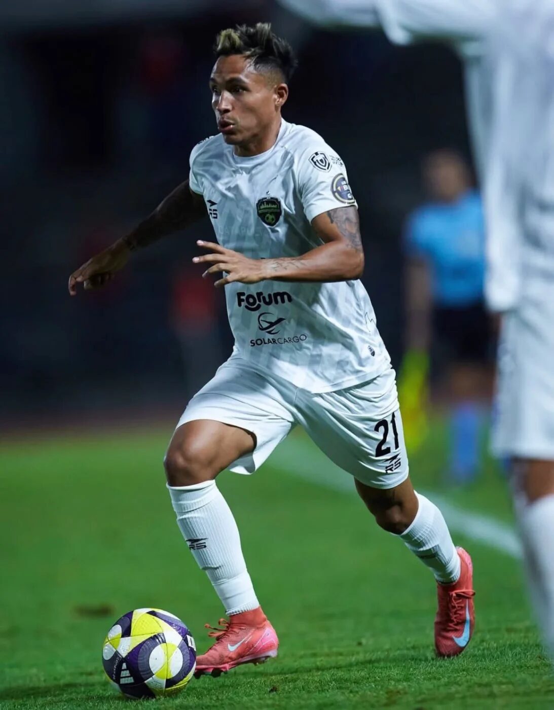 Robert Garcés, futbolista venezolano del club Metropolitanos, en acción durante un partido