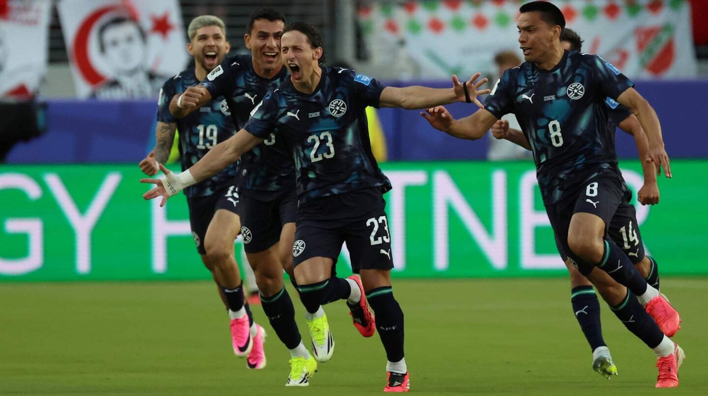 Jugadores de fútbol celebrando un gol durante un partido del Mundial 2026