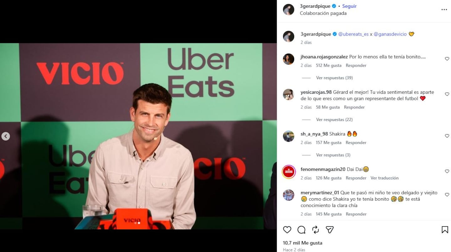 Gerard Piqué sonríe durante un evento promocional con logos de Uber Eats y VICIO de fondo
