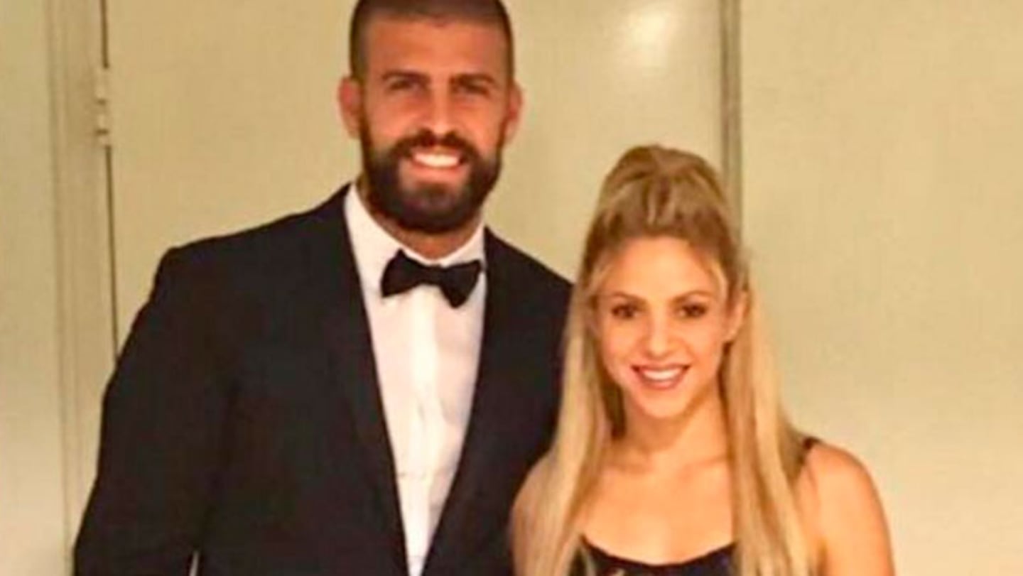 Gerard Piqué posando con Shakira en un evento formal